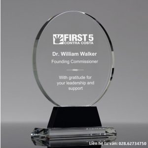 Kỷ niệm chương pha lê tri ân lãnh đạo